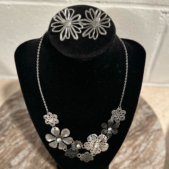 3x25* EUC Jewelry Bundle of 5. Flowered Necklace, Flower Earrings, Bracelets (3) - Picture 3 of 11